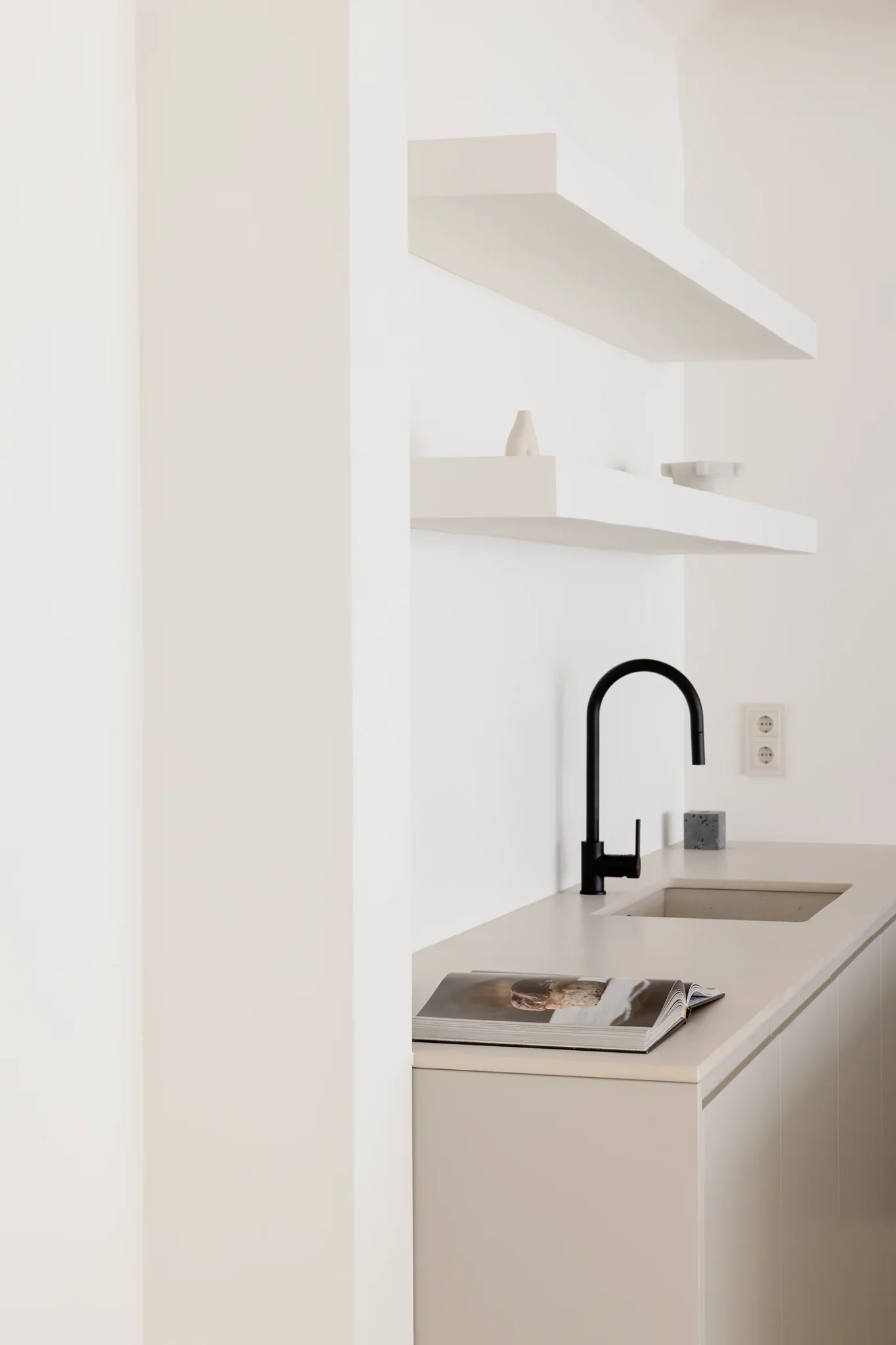 Cocina de el estudio de eres arte con diseño minimalista en Barcelona