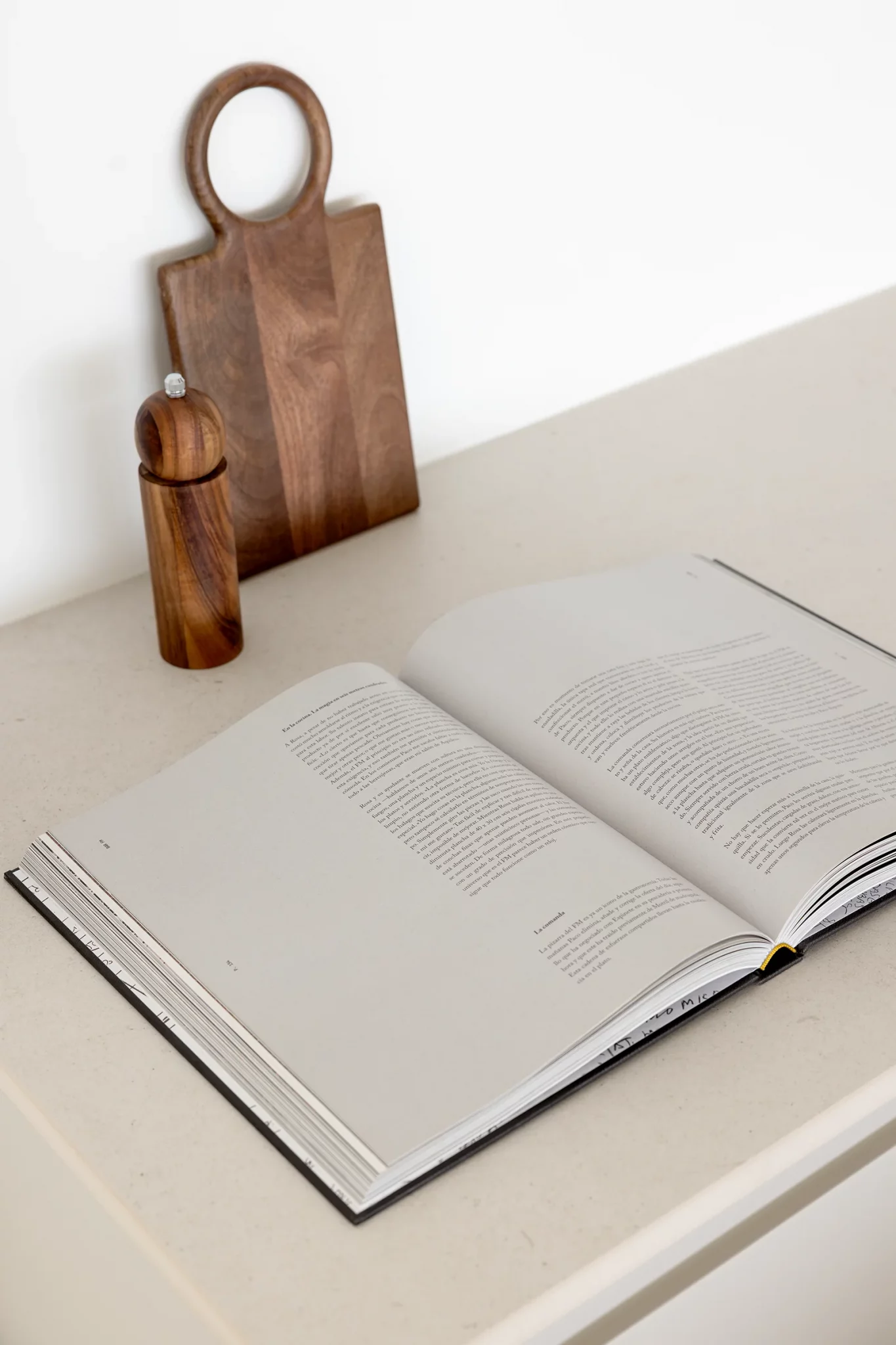 Cocina de el estudio de eres arte con diseño minimalista en Barcelona