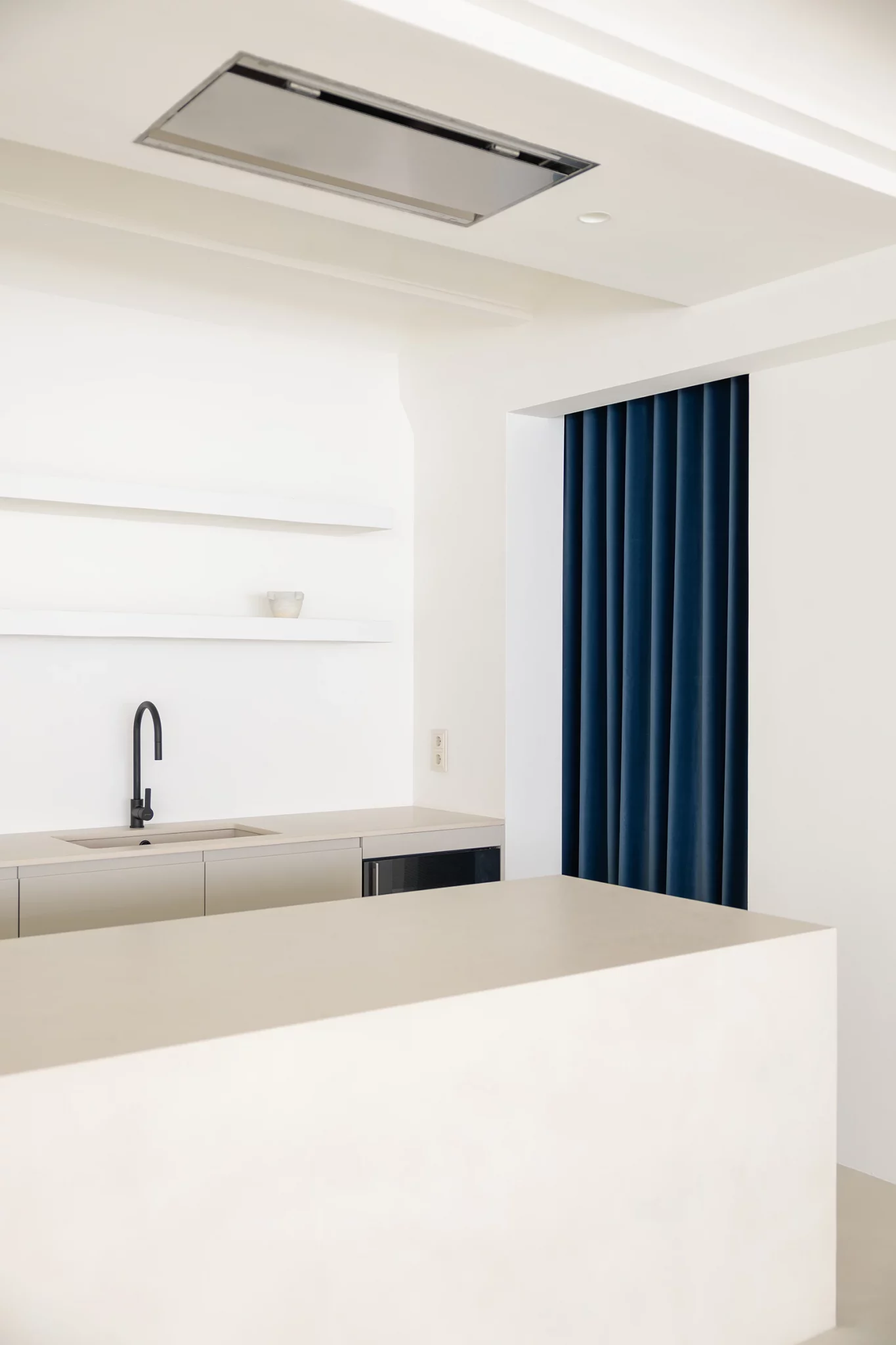 Cocina de el estudio de eres arte con diseño minimalista en Barcelona