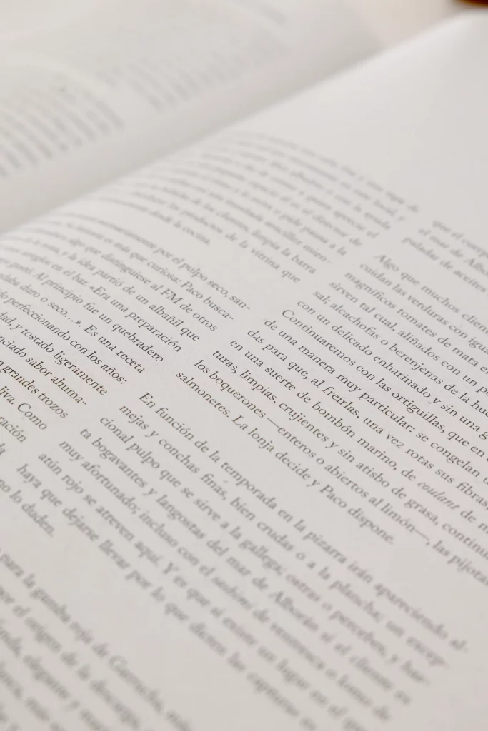 libro en el estudio de eres arte en barcelona